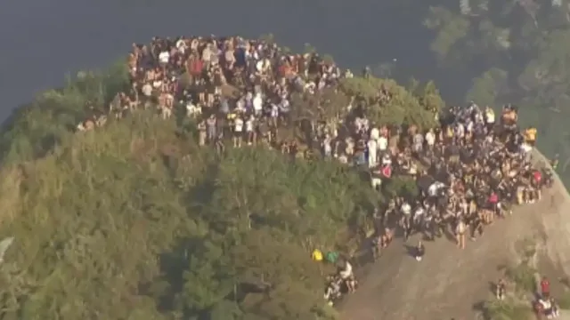 
                    Operação no Vidigal impede 200 pessoas de descer do morro Dois Irmãos, no Rio
                