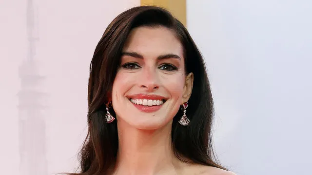 
                    Catarata precoce deixou Anne Hathaway 'praticamente cega' por dez anos
                