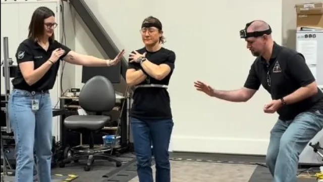 
                    Vídeo mostra astronauta com dificuldade para andar após voltar do espaço
                