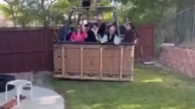 
                    Balão faz pouso inesperado em quintal de casa na Califórnia; assista
                