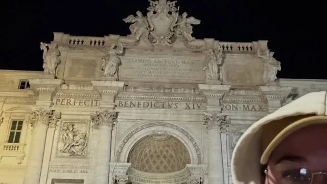 Sem moeda, Katy Perry joga cartão na Fontana di Trevi; veja o vídeo