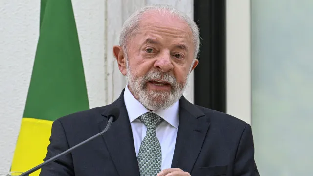 
                    Lula publica decreto que reduz tributos sobre gasolina e zera para etanol
                