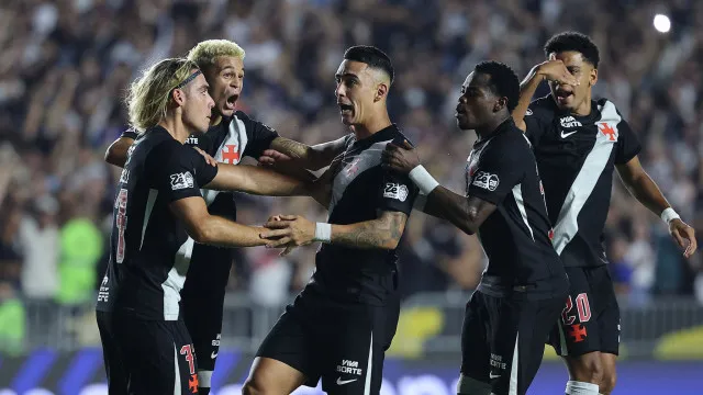 
                    Vasco pega o Olimpia em São Januário para abrir vantagem nas oitavas da Sul-Americana
                