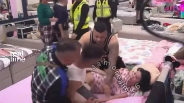 
                    Imagens fortes: Participante tenta estrangular colega em reality ; veja
                