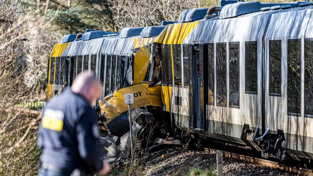 
                    Batida frontal entre dois trens deixa vários feridos na Dinamarca
                