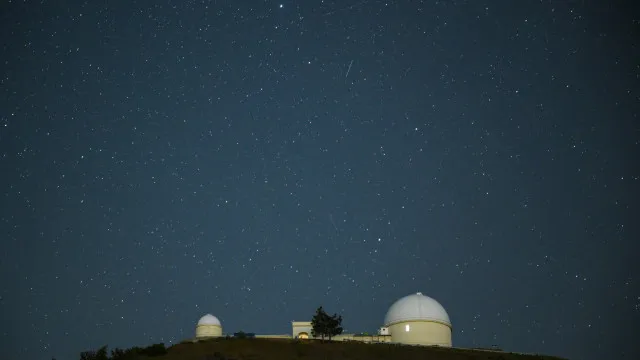 Chuva de meteoros Líridas tem pincelado os céus. Veja as imagens