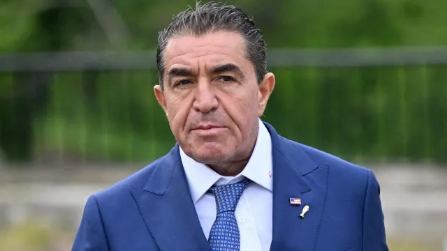 
                    Conselheiro de Trump chama brasileiras de 'raça maldita'
                