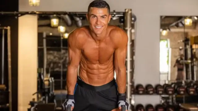 
                    Ex-chef revela dieta de Cristiano Ronaldo e expõe alimento 'proibido'
                