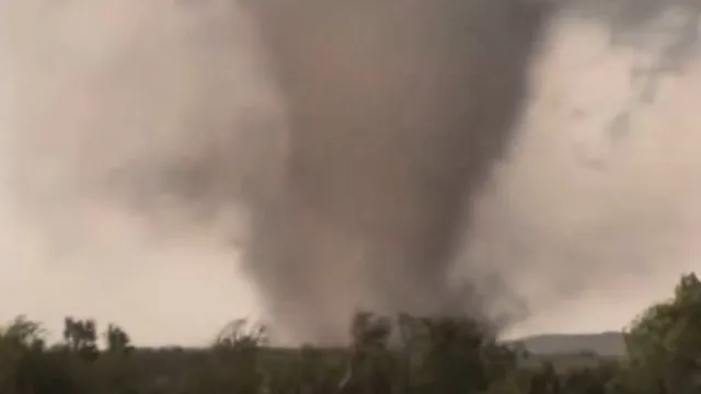 
                    Vídeo: Tornado em Oklahoma faz 10 feridos e destrói 40 casas
                