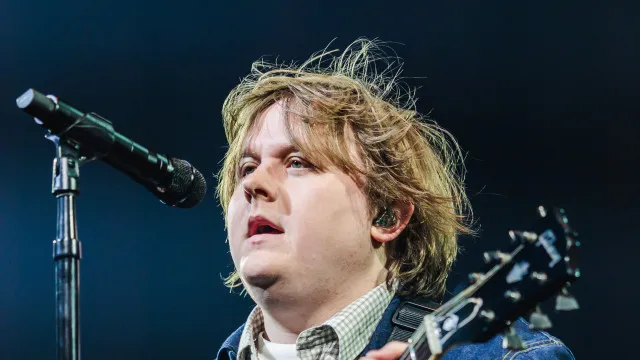 
                    Lewis Capaldi usou beijo a Harry Styles para tentar impressionar mulheres
                