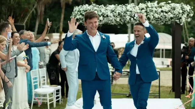 
                    Felipe Suhre, ex-repórter do Mais Você, se casa com diretor artístico no Rio
                