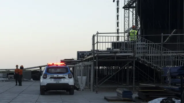 
                    Homem morre em montagem do palco da cantora Shakira em Copacabana
                