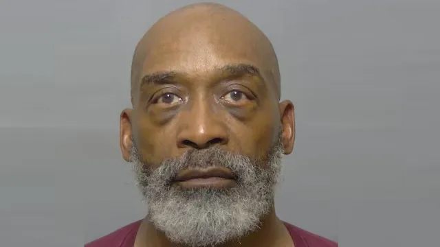 
                    Homem que escreveu livro sobre como amar uma mulher é preso por bigamia
                