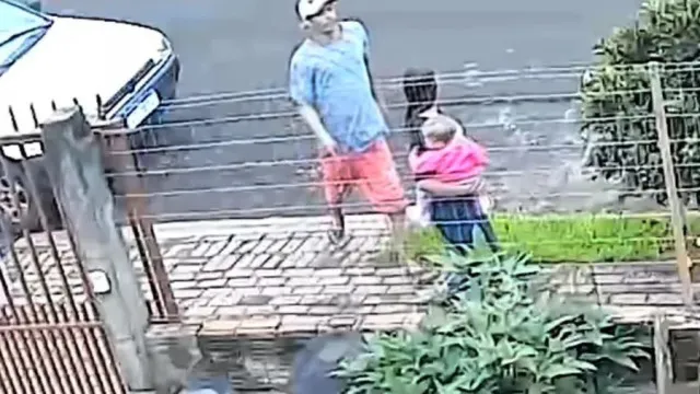 
                    Adolescente é morta a facadas com bebê no colo no Paraná
                