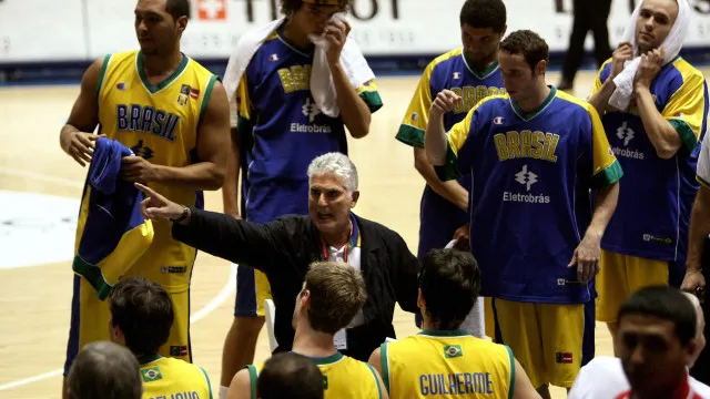
                    Ex-técnico da seleção de basquete, Moncho Monsalve morre aos 81
                