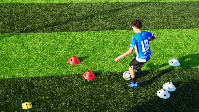 
                    Projeto criado por brasileira leva jovens atletas para treinar na Europa
                