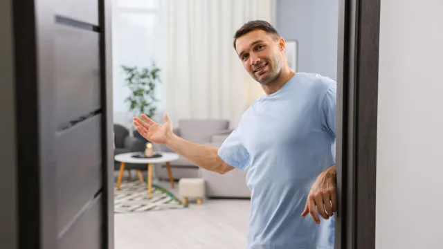 
                    Se for convidado para ir a casa de alguém, nunca faça estas 6 coisas
                
