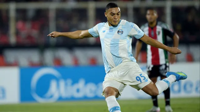 
                    Carlos Vinícius perde 3 pênaltis, tem gol anulado, e Grêmio empata na Sul-Americana
                