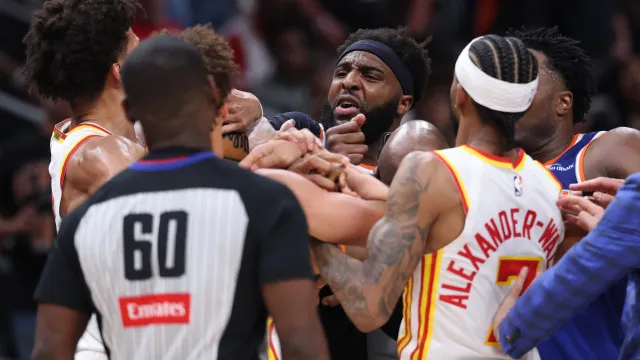 
                    Clima esquentou nos Playoffs da NBA em Atlanta; árbitro acabou no chão
                