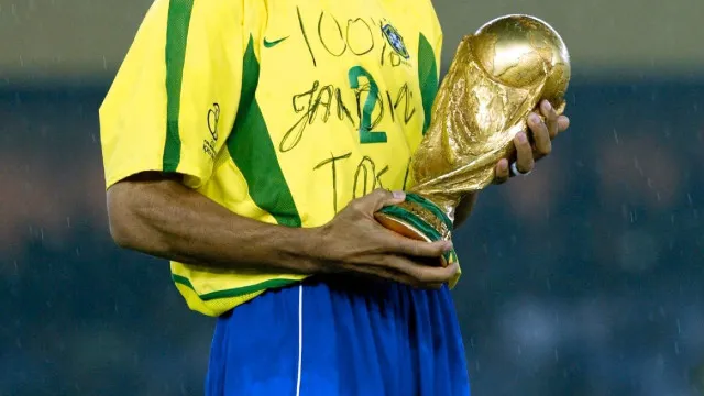 
                    Brasil, penta com Djalma, Nilton, Carlos, Cafu e Roberto, sofre nas laterais
                