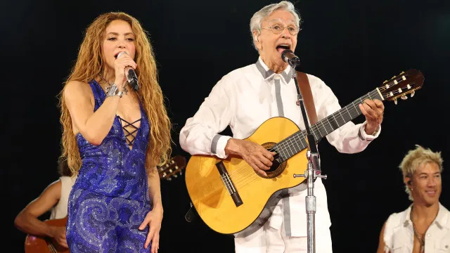 
                    Shakira canta com Caetano Veloso e Anitta em megashow e homenageia o Brasil
                