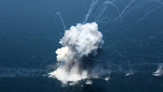 
                    Irã atinge navio de guerra dos EUA com mísseis no Estreito de Ormuz
                