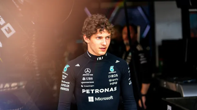 
                    Antonelli quebra marcas, lidera F1 aos 19 anos e surpreende pela maturidade
                