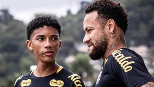 
                    Neymar acerta rasteira e se desentende com Robinho Jr em treino do Santos
                