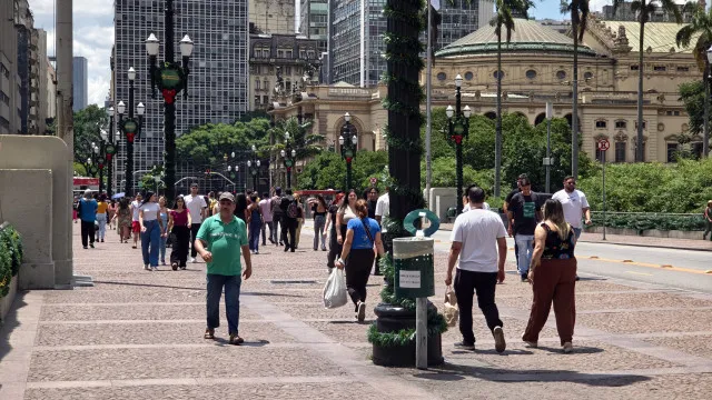 
                    São Paulo tem previsão de calor de 28°C e chuva fraca na tarde desta terça (5)
                