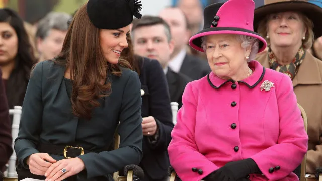 
                    Kate Middleton tinha mágoa de Elizabeth II? Luxos preocupavam rainha 
                