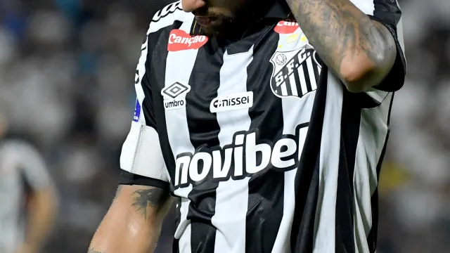 
                    Neymar quebra silêncio sobre desentendimento com Robinho Jr: 