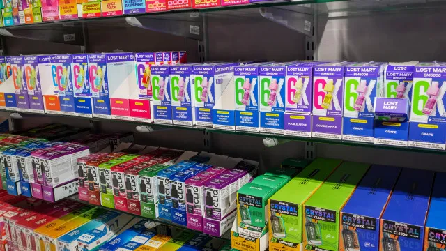 
                    Após pressão sobre Trump, EUA autorizam primeiros vapes com sabor de frutas
                