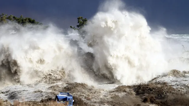 
                    Os maiores e mais destrutivos tsunamis da história
                