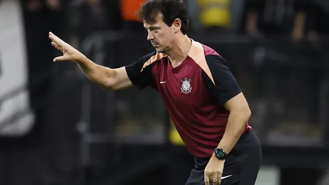
                    Diniz exalta força do Corinthians para arrancar empate com o Santa Fe: 'Foi na superação'
                