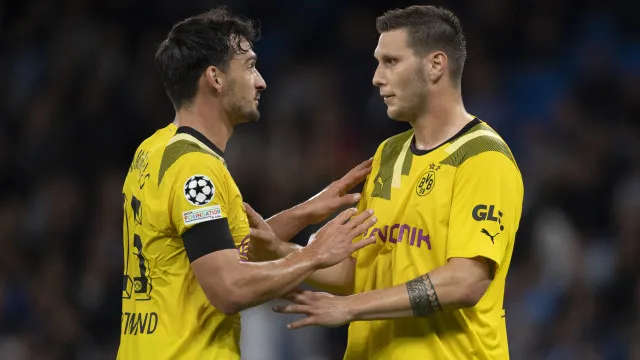 
                    Zagueiro do Borussia Dortmund anuncia aposentadoria aos 30 anos após lesões
                