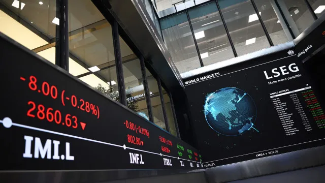 
                    Bolsas da Europa recuam após troca de ataques entre EUA e Irã e ameaça tarifária de Trump
                