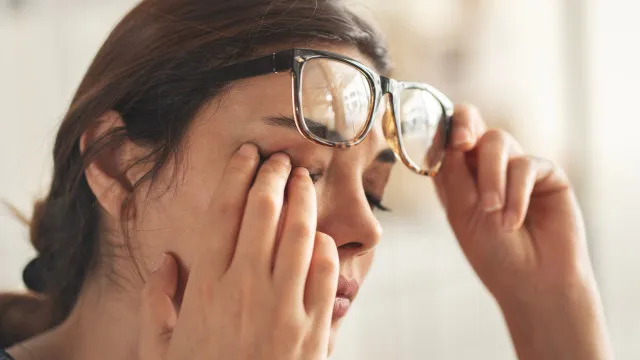 
                    Tremores no olho: Médico explica 7 possíveis causas destes espasmos
                