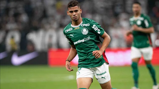 
                    Arthur sofre edema, e Palmeiras segue com problemas na lateral
                