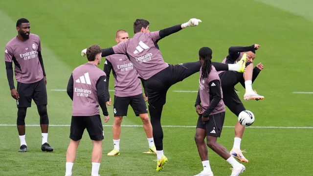 
                    Courtois dá 'golpe de karatê' em Mbappé em treino do Real Madrid; vídeo
                