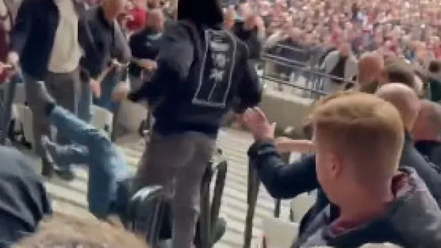 
                    Torcedores do Arsenal são empurrados em escada após jogo em Londres; veja
                