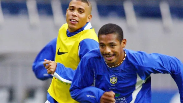 
                    Vampeta diz que campeões de 2002 torcem contra o Brasil na Copa de 2026
                