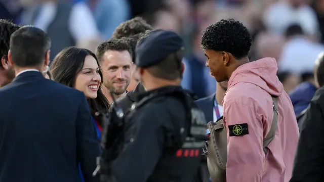 
                    Olivia Rodrigo encontra Lamine Yamal em clássico do Barça; veja
                