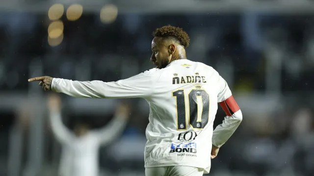 
                    Neymar marca em 'despedida' da Vila, Santos vence Bragantino e escapa do Z4
                