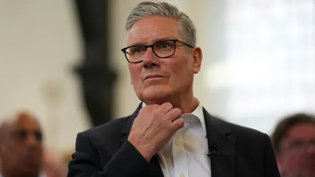 
                    Mais de 70 deputados pedem saída de Keir Starmer após crise
                