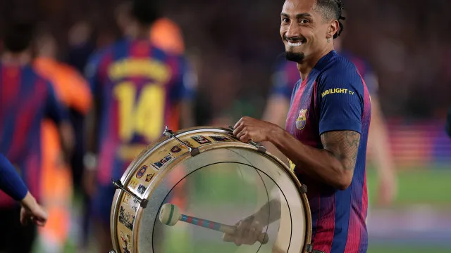 
                    Raphinha reage a provocação de torcedor do Real em festa do Barça; veja
                
