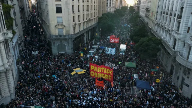
                    Marcha Universitária protesta contra cortes de Milei
                