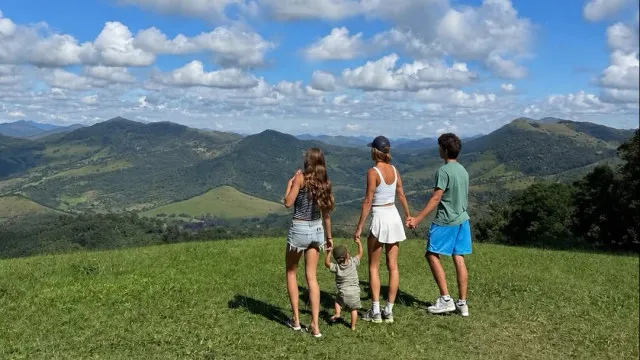 
                    Gisele Bündchen compartilha fotos raras do filho bebê e dos mais velhos
                