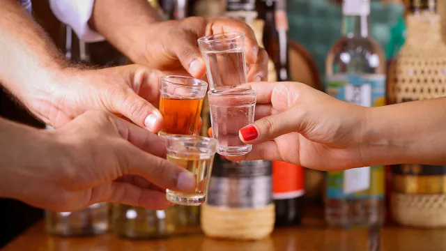 
                    Festival da cachaça brasileira movimenta Lisboa com samba e degustações
                