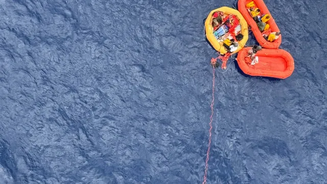 
                    Onze pessoas resgatadas com vida após queda de avião no mar: 