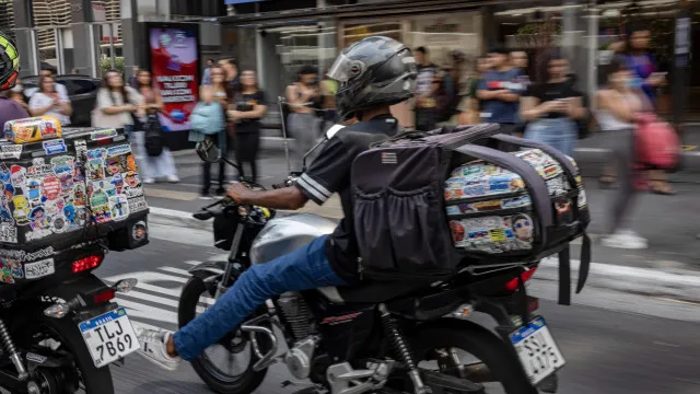 
                    Trabalhadores por conta própria têm as maiores jornadas no país
                